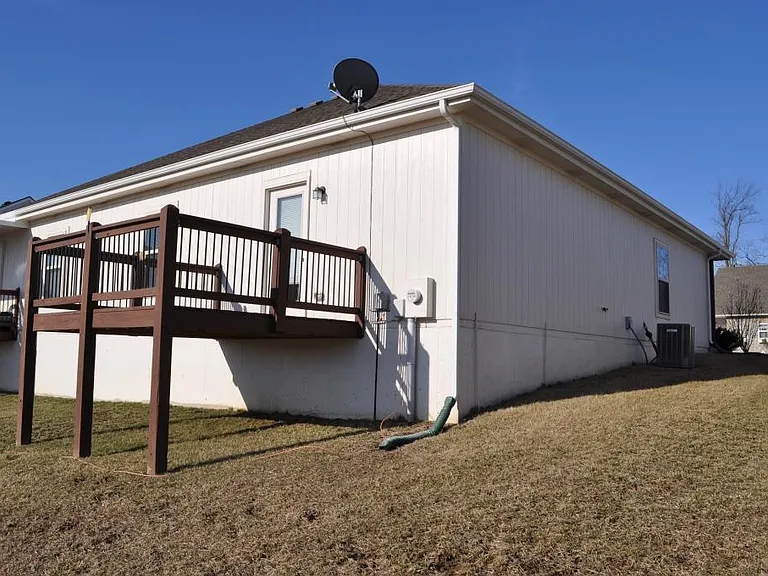 1620 Fall Creek Dr — Photo 2