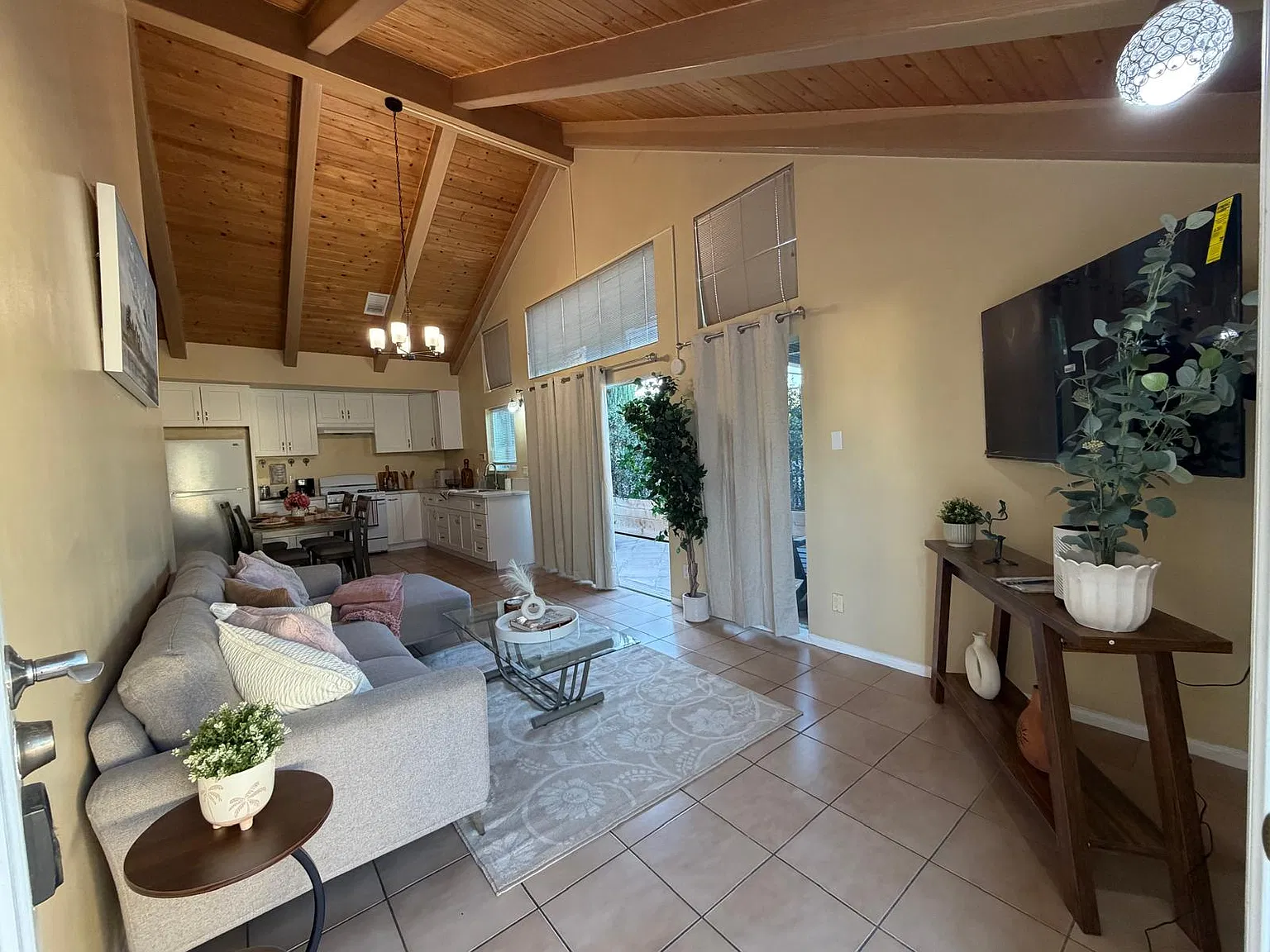 1 bed, 450 sqft, $2,100 — Photo 2