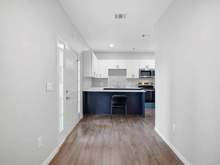 611 Carpenter Ave #201 — Photo 4