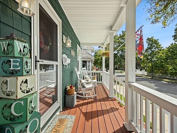 5th image of 287 Wood St