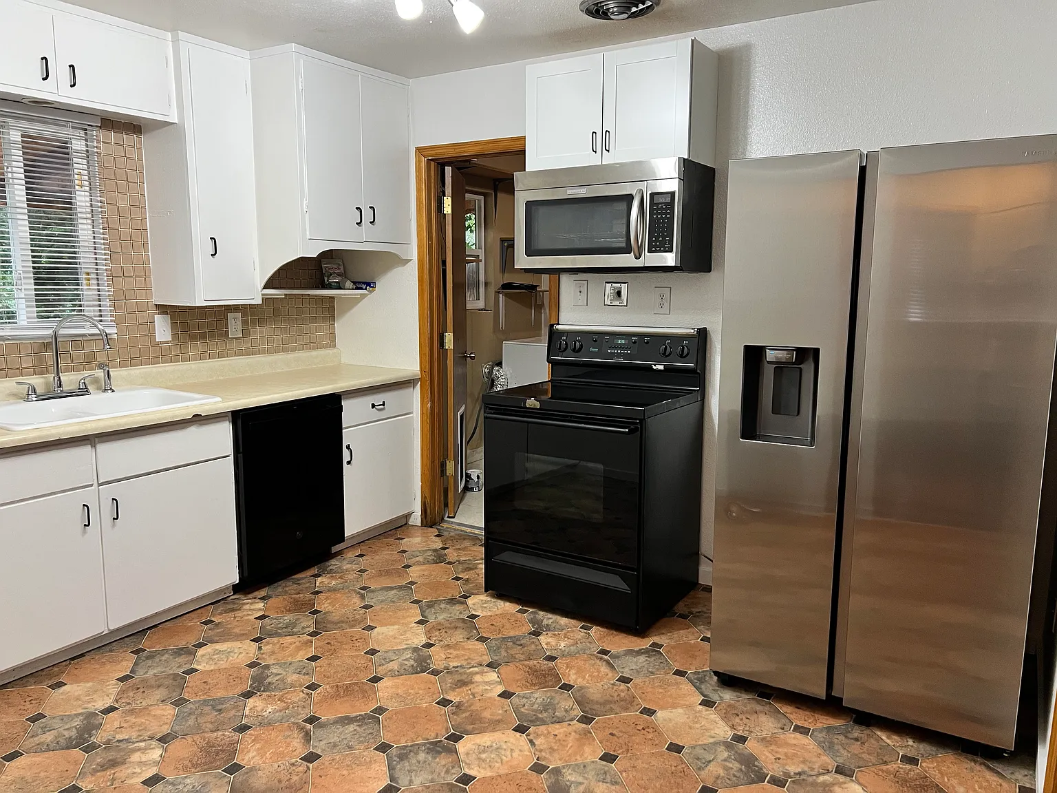 633 Martin Street — Photo 4