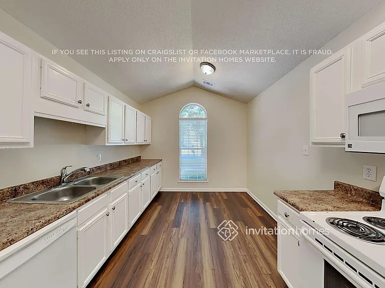 7805 Royce Hall Ln — Photo 6