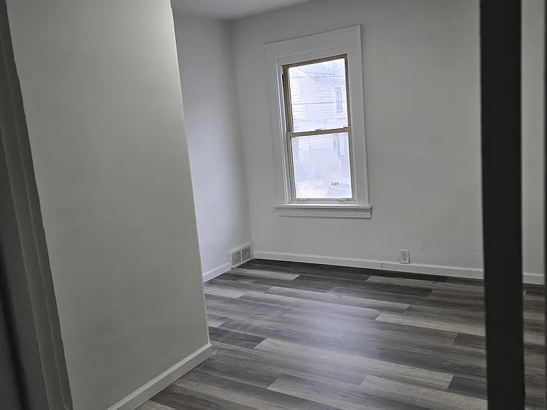742 Kendall Ave — Photo 5