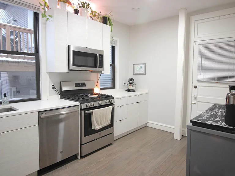 3056 N Honore St #1 — Photo 3