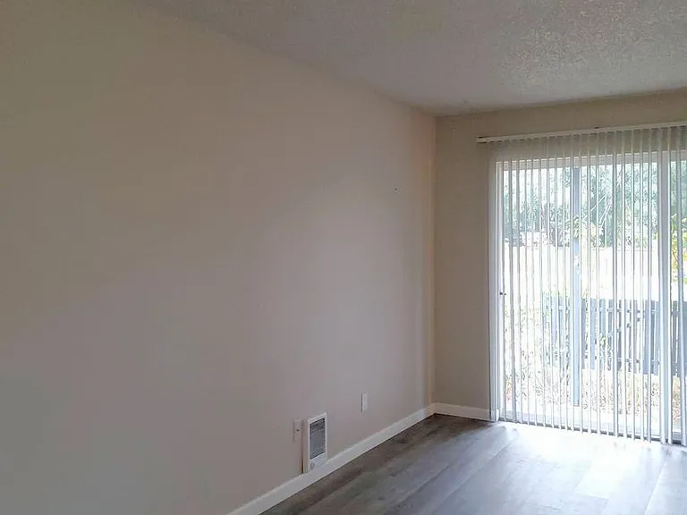 2100 Eldridge Ave — Photo 10