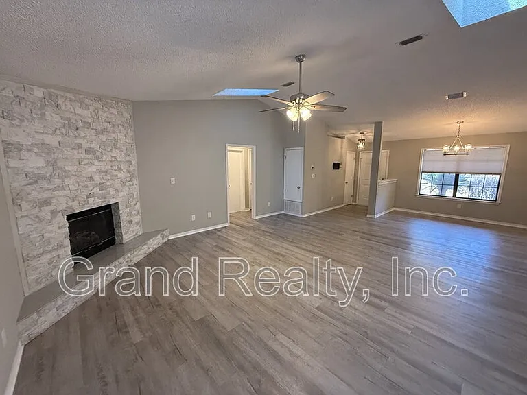 3965 Deerwood Cir — Photo 7