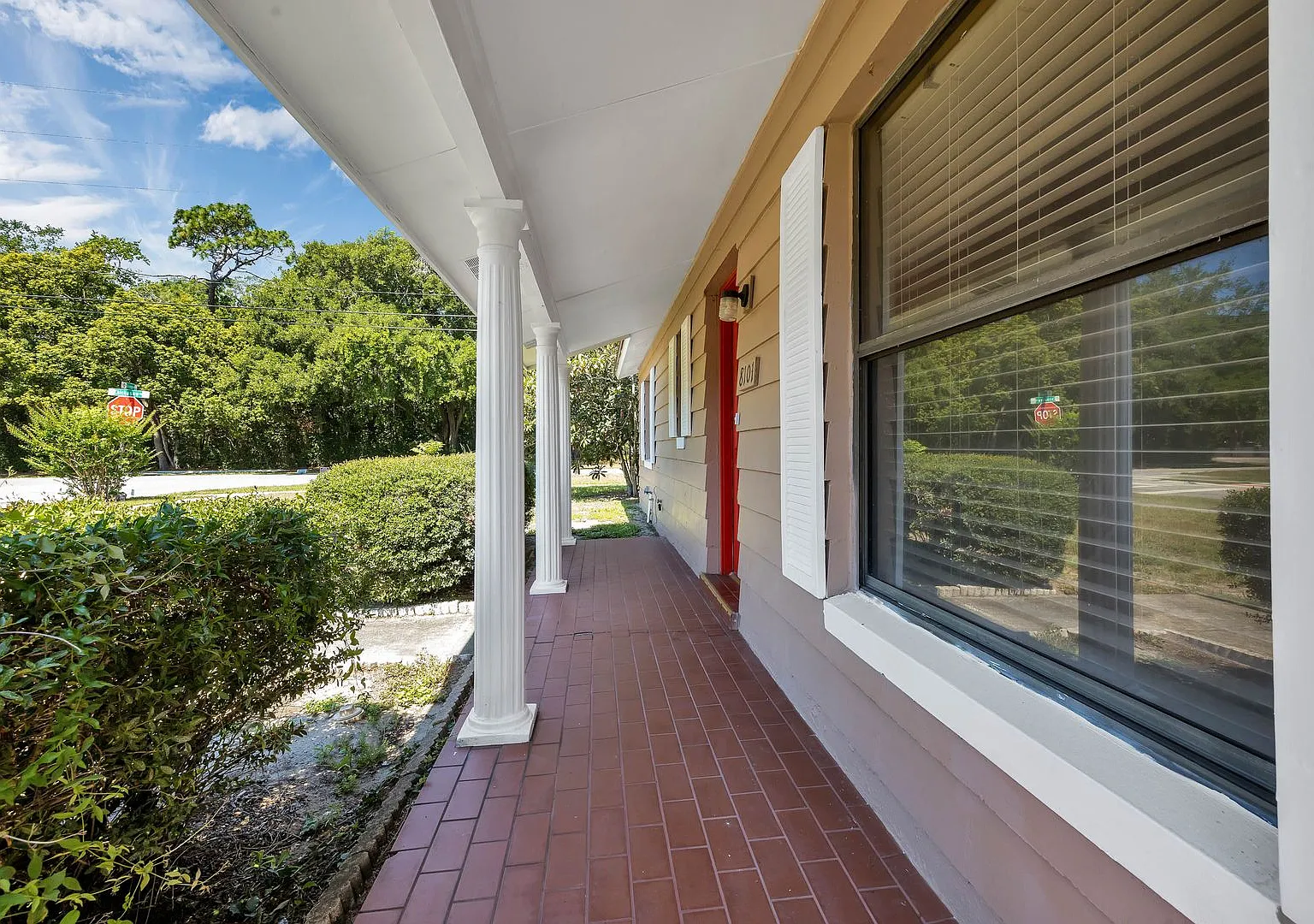 3/1.5/1 Home with HUGE fenced yard! — Photo 2