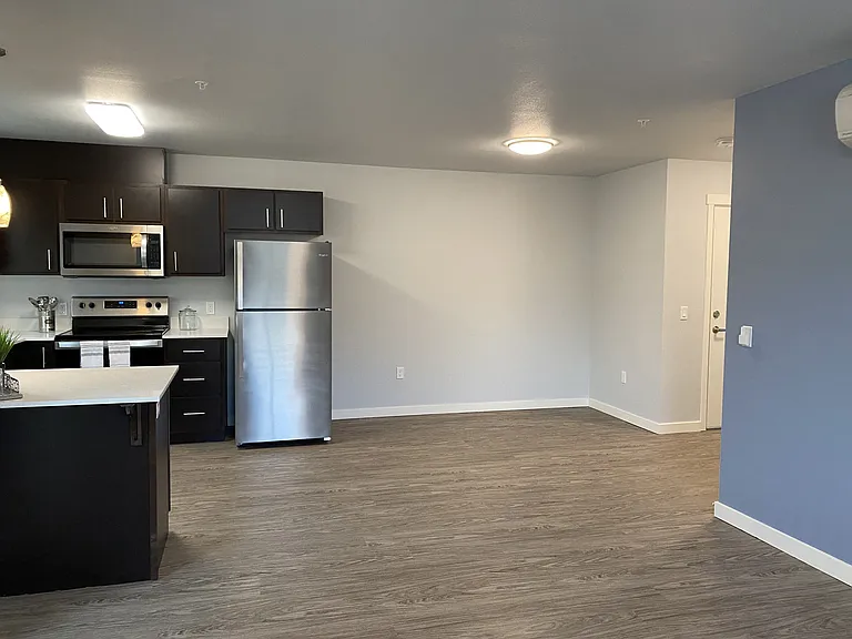 Queen Court Apartments — Photo 8
