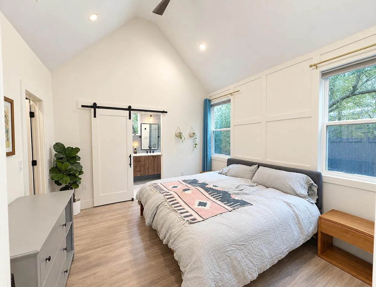 2 bed, 2.5 bath, 1136 sqft, $3,300 — Photo 4