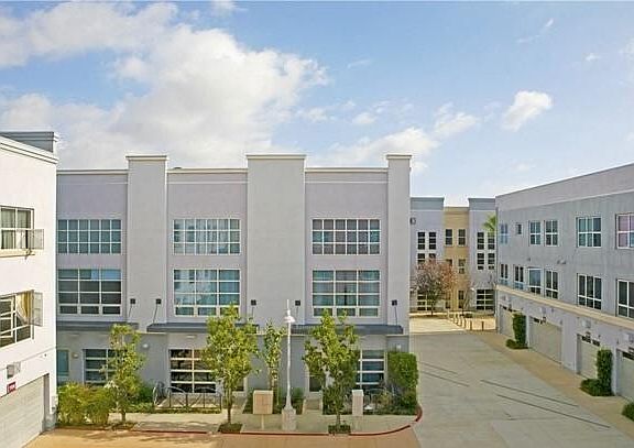 5th image of 940 E Civic Center Dr