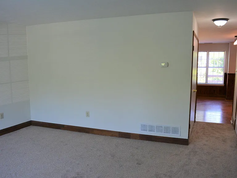 361 Kent Ln — Photo 7