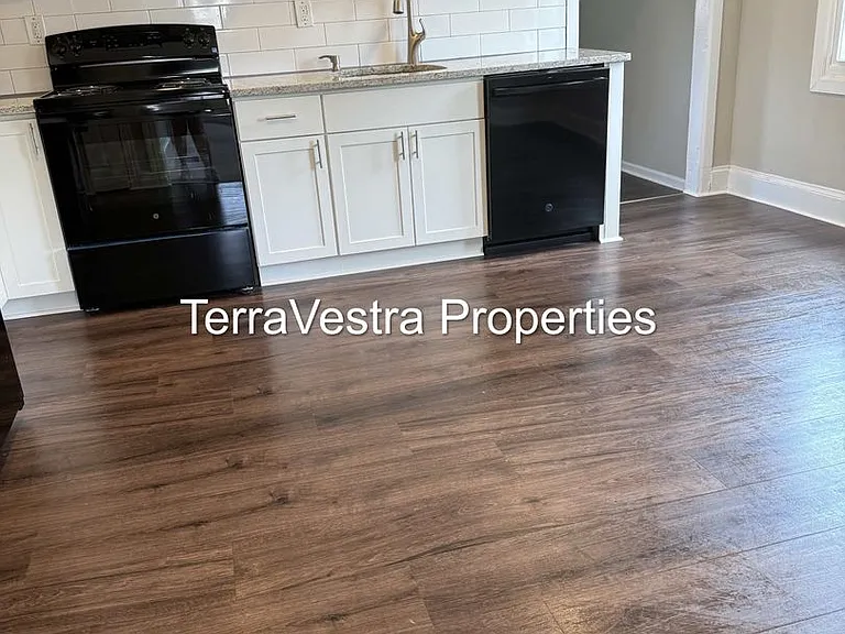 302 Middlesex St — Photo 1