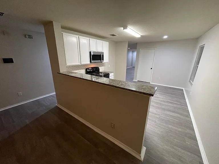 1512 Queens Brook Ln — Photo 10