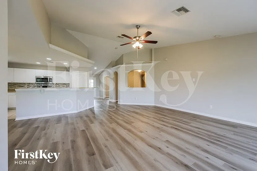 3 bed, 2.5 bath, 2053 sqft, $2,250 — Photo 4