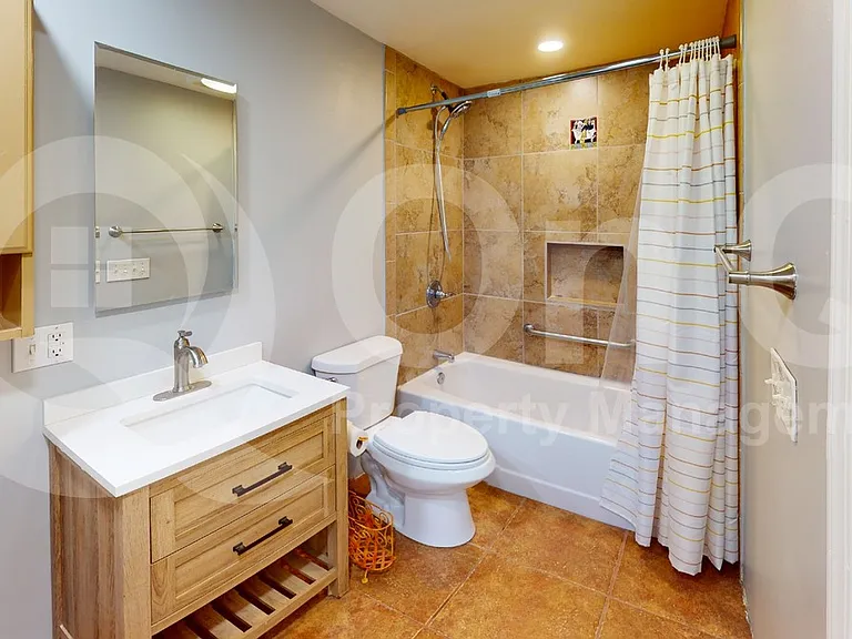 2526 E Allen Rd — Photo 24