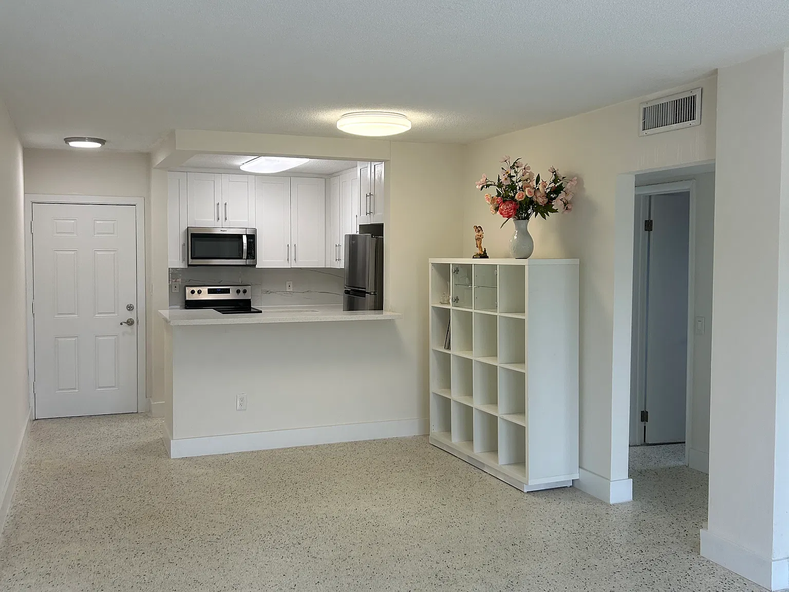 2 bed, 800 sqft, $2,200 — Photo 3