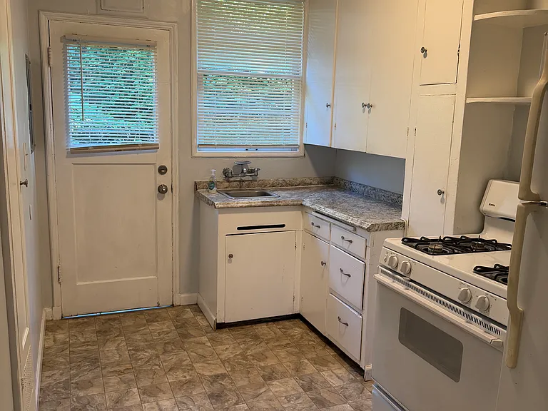 1500 N Jarrett St — Photo 4
