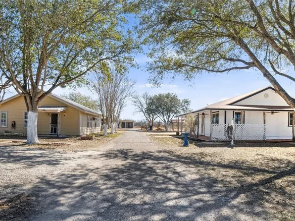 310 & 312 E Sullivan St, Skidmore, TX 78389