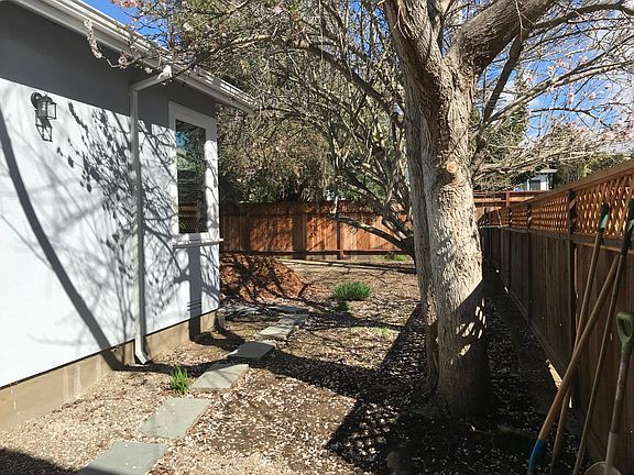 Private Backyard - 740 Liberty