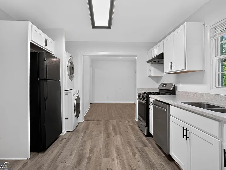 862 Slaton St — Photo 5