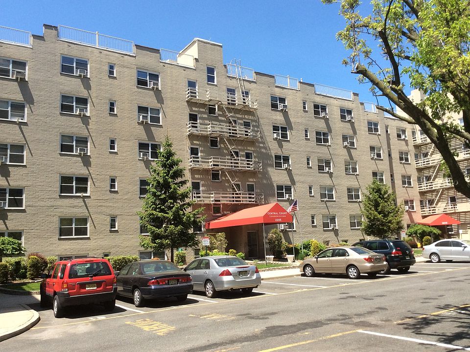 Front of Central Court Condo