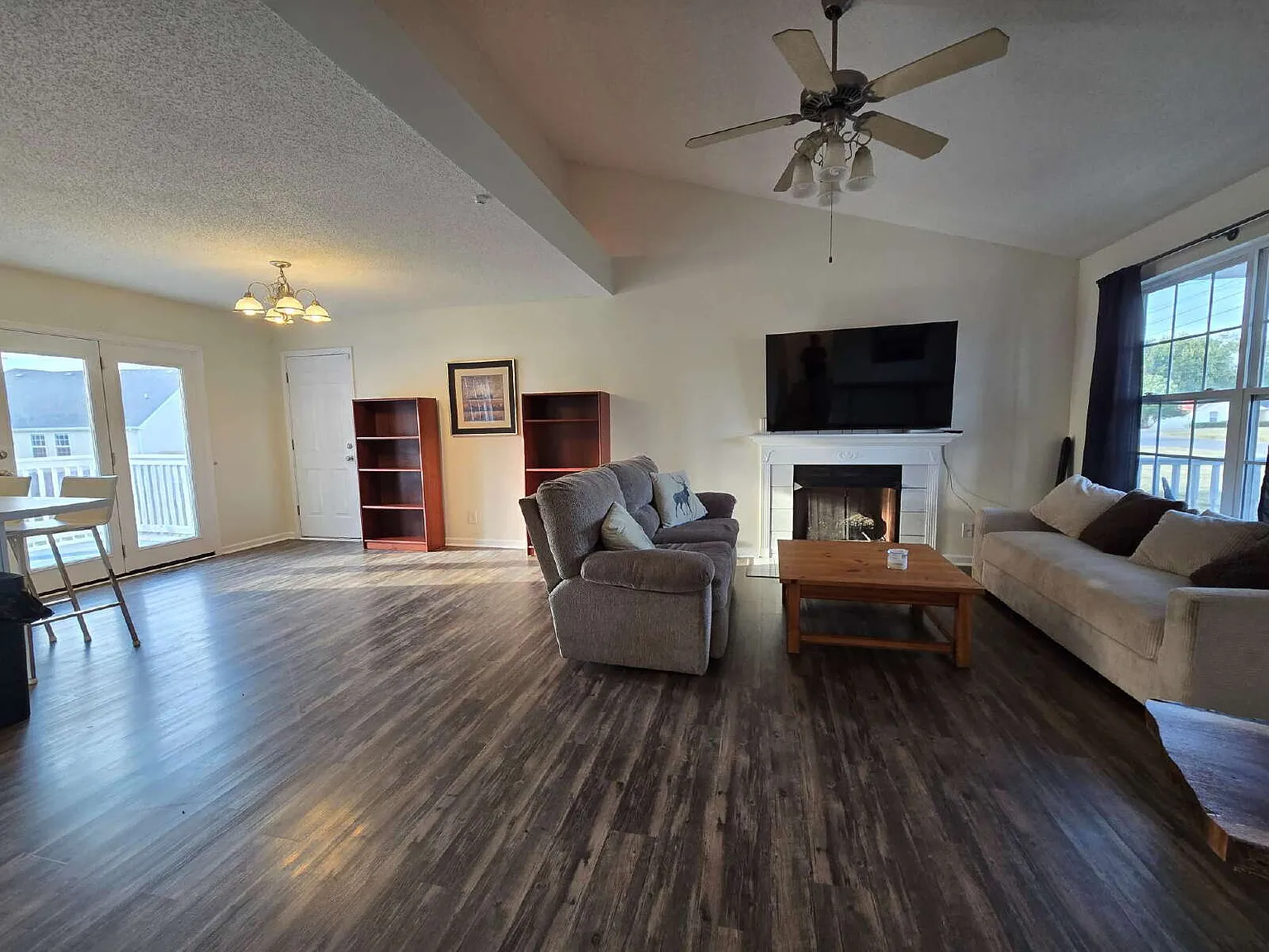 3 bed, 2.0 bath, 1086 sqft, $2,400 — Photo 3