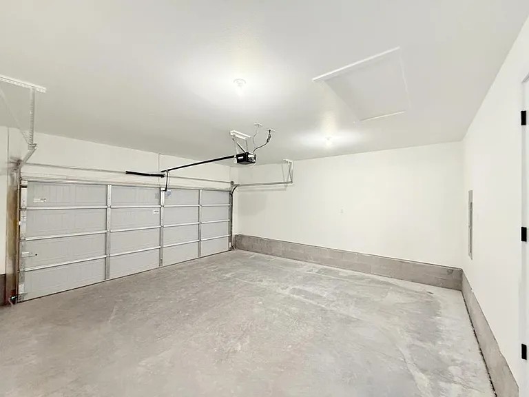 211 S Eagle Ln — Photo 3