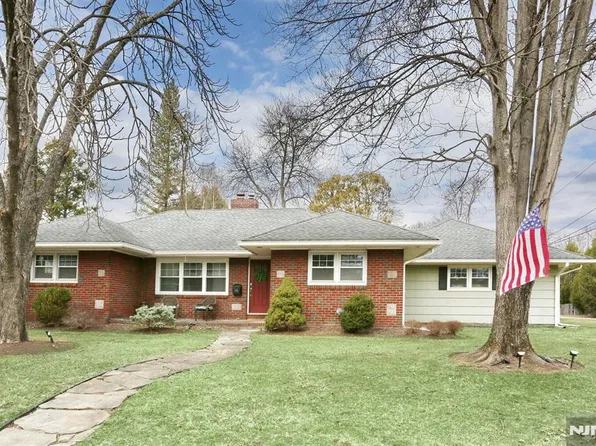 570 Cleveland Ave, River Vale, NJ 07675