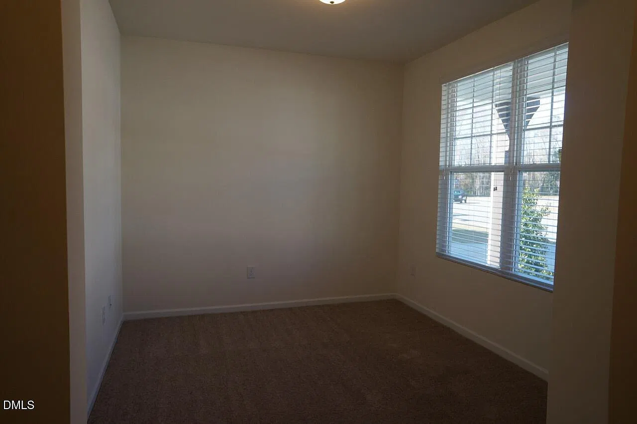 3 bed, 2.5 bath, 2213 sqft, $2,100 — Photo 4