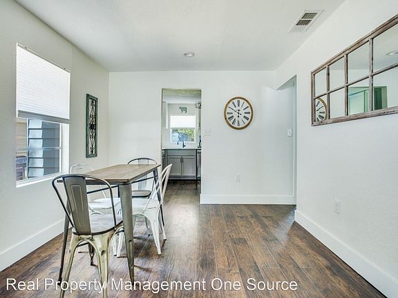 4th image of 1007 Oak St