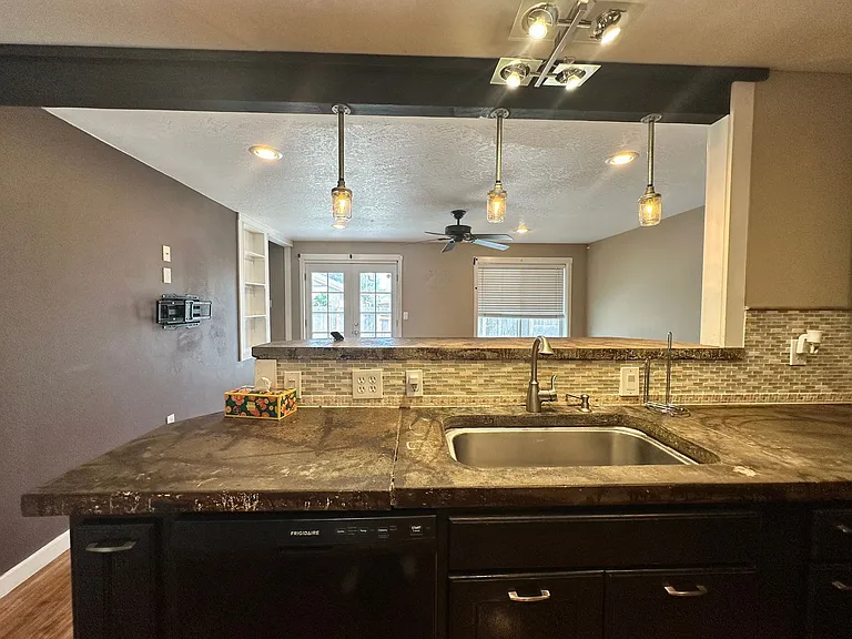 4063 Alameda Ave NE — Photo 9