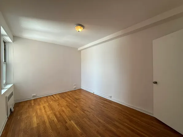6441 Saunders St APT 502, Flushing, NY 11374