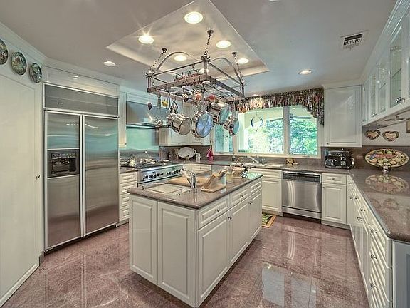 Gourmet kitchen w/ island & breakfast bar