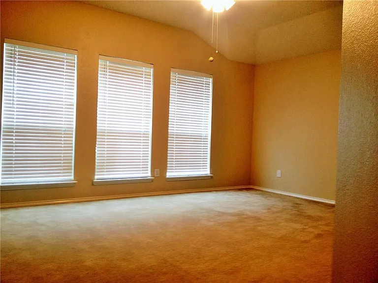 625 Rothschild Ln — Photo 8
