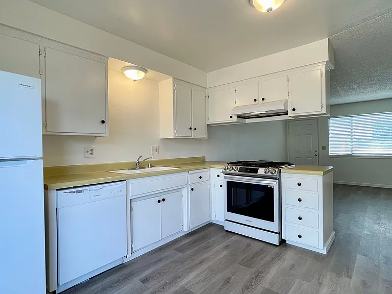 992 Fair Oaks Ave #C — Photo 4