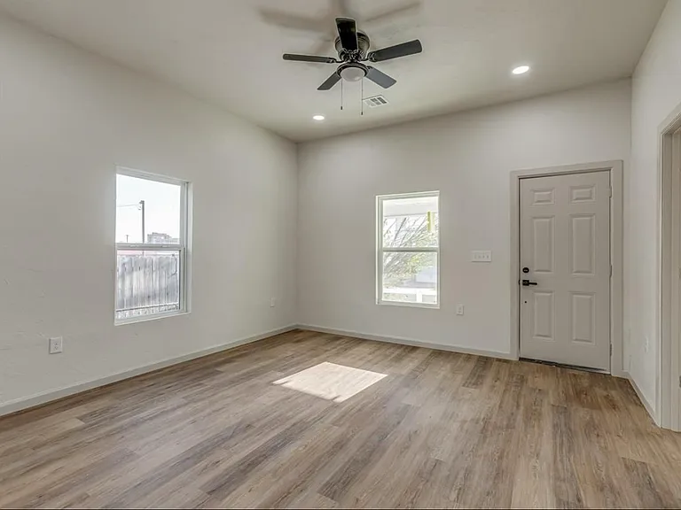 406 S Market Ave — Photo 3