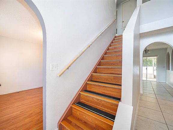 5th image of 10409 Laxton St