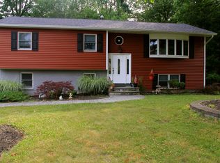 1 S Lorna Ln, Airmont, NY 10952