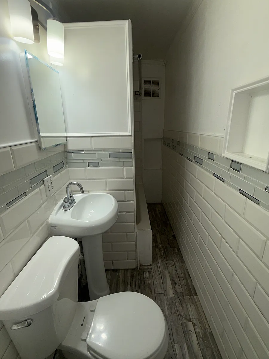 Building Photo - 438 Norwich Ave #438
