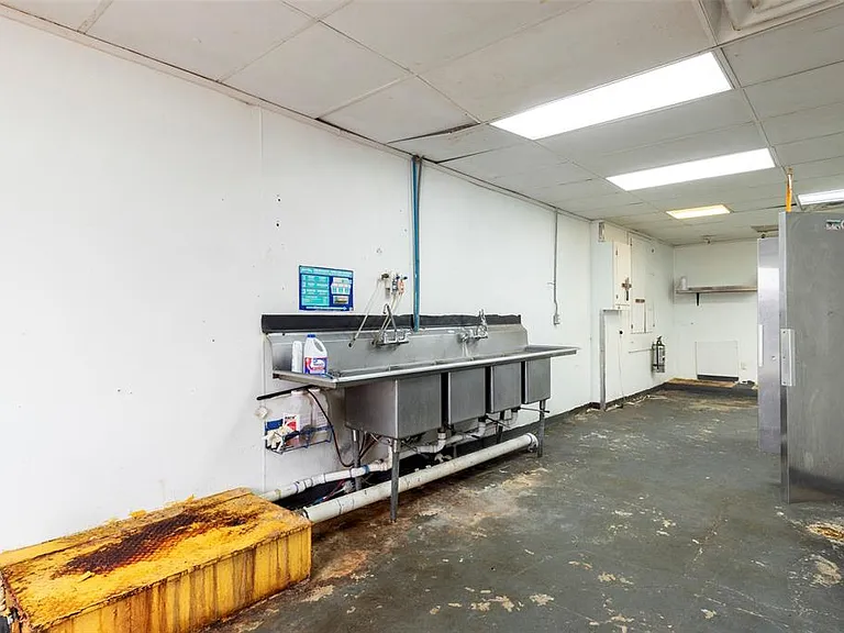 327 S Green Ave — Photo 26