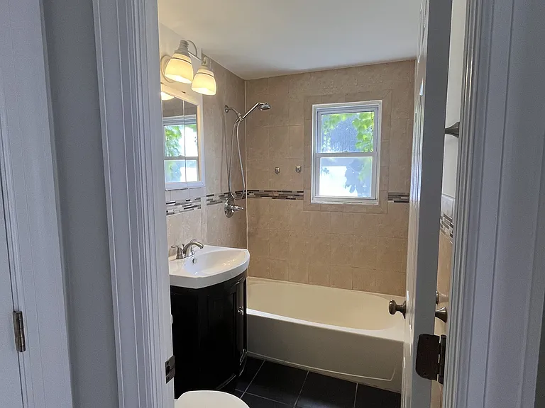 386 Lawton Ave — Photo 10