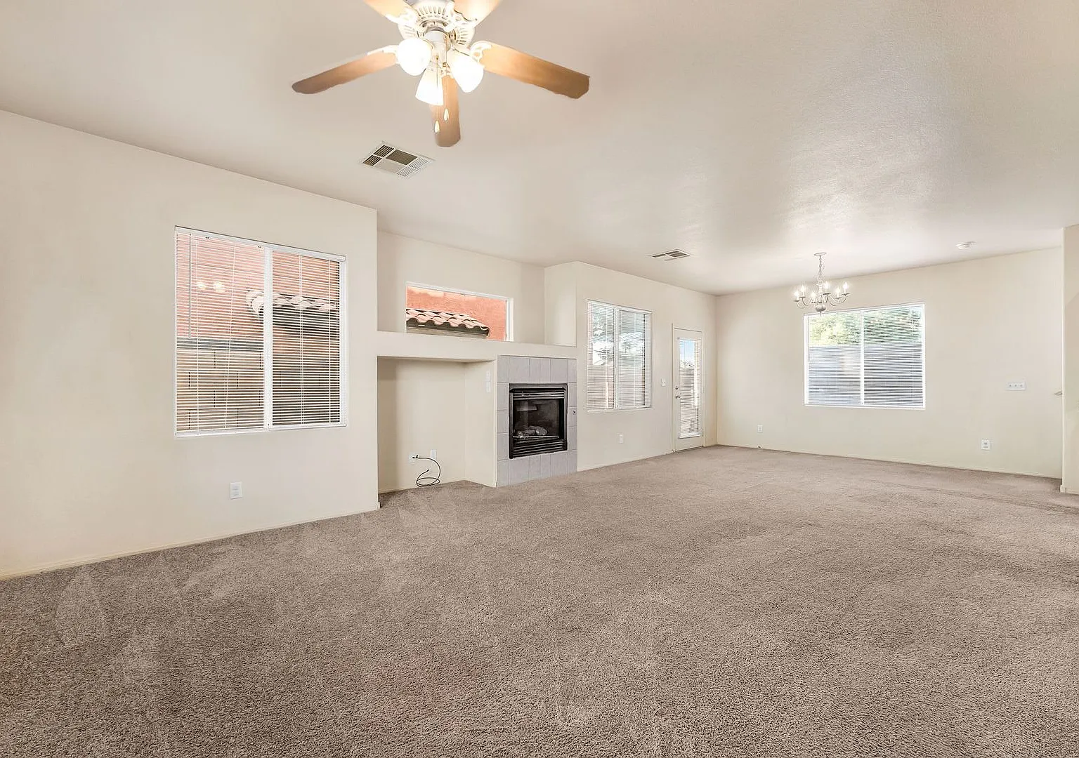 Introducing a 3 Bedroom property nestled in the vibrant city of Las Vegas. — Photo 3