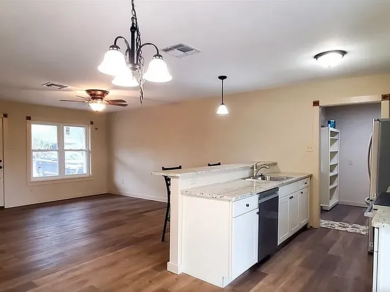 1404 Yellowstone Dr — Photo 2