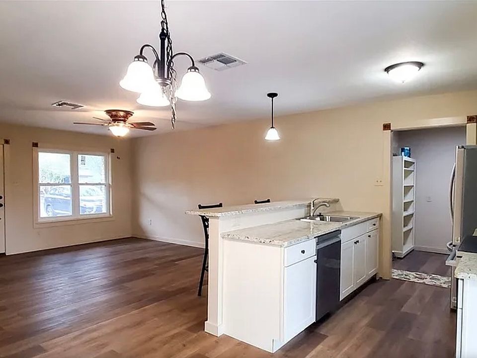 2nd image of 1404 Yellowstone Dr