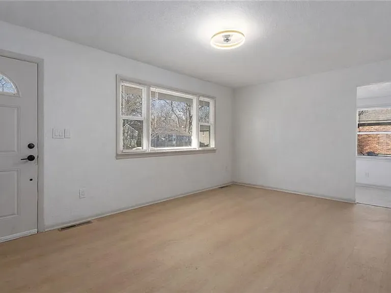 307 SE 7th St — Photo 6
