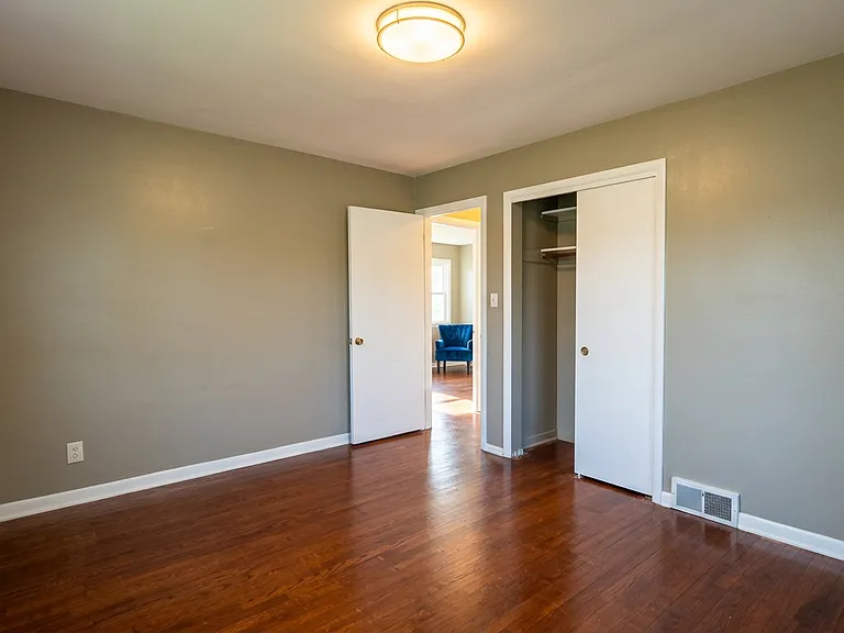 220 Greenvale Dr — Photo 2