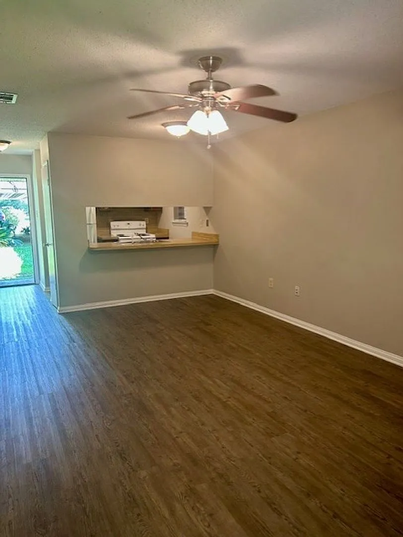 5 River Forest Apartments — Photo 4