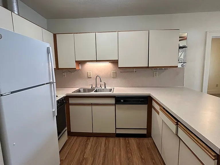 241 High St NE — Photo 7