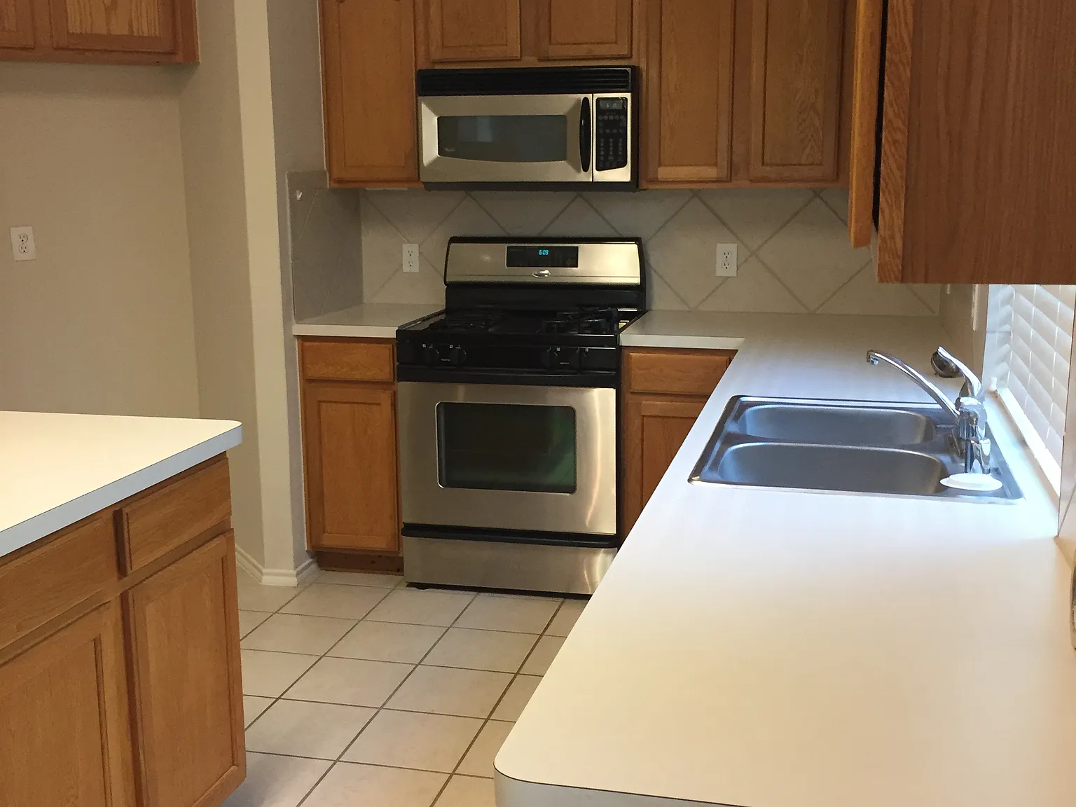 3 bed, 1637 sqft, $2,250 — Photo 4
