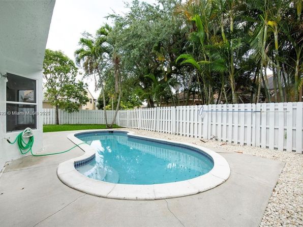 1127 SW 104th Way